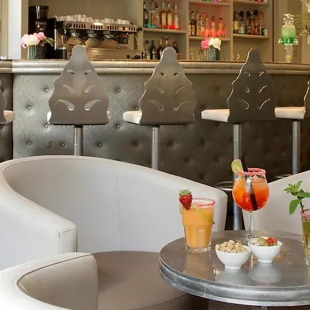 The Originals Boutique, Les Strelitzias 3*